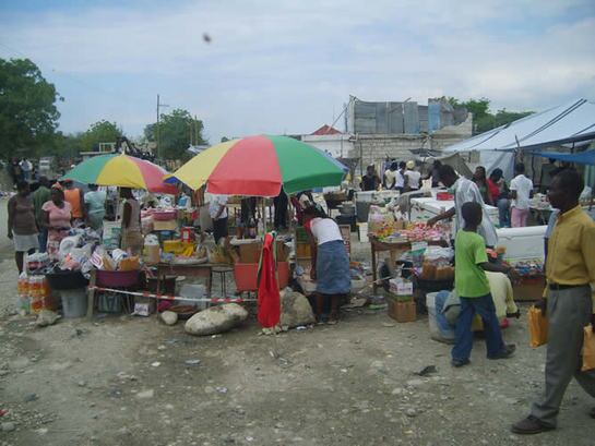 Mercadillo a las puertas del campo de refugiados de Cruz Roja