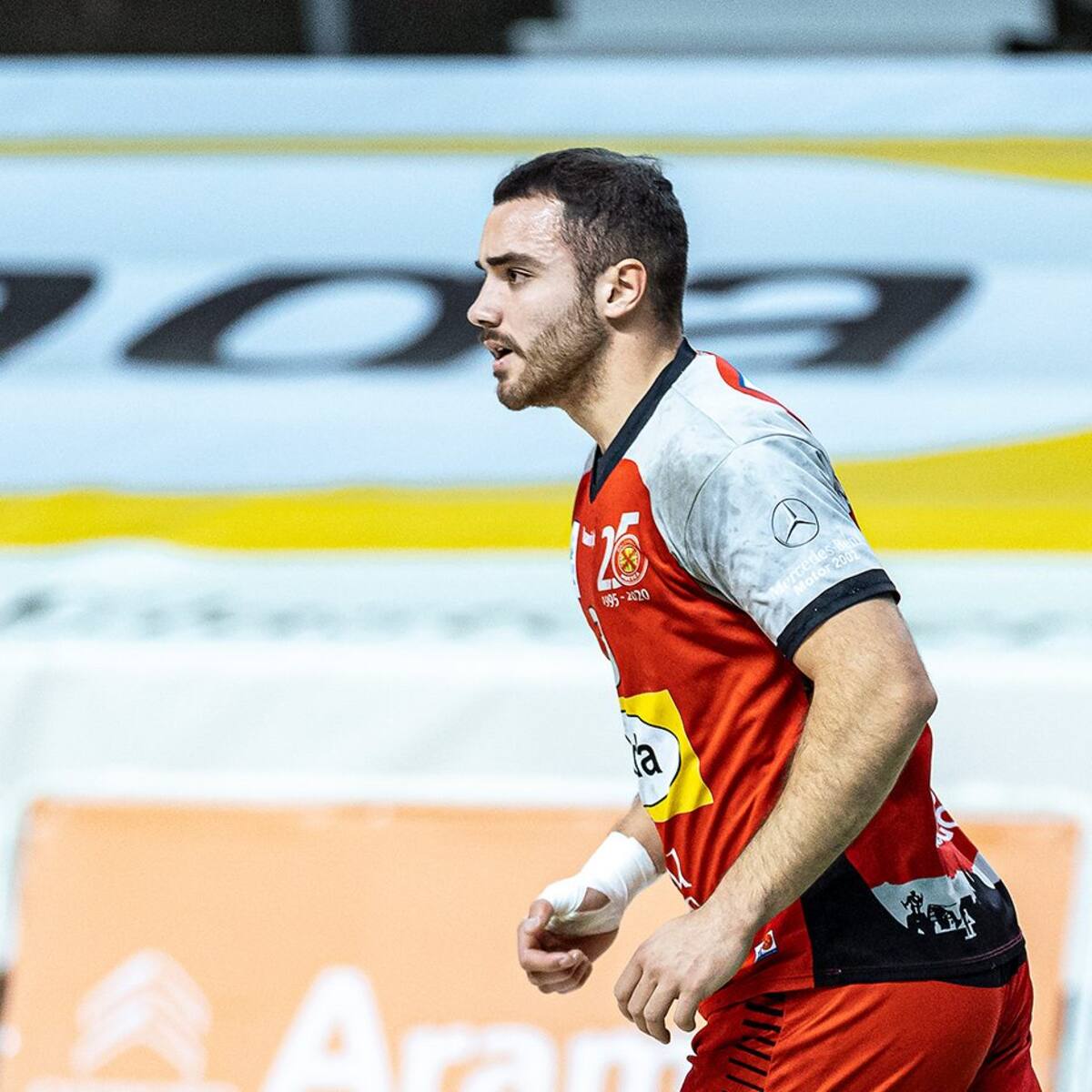 Asier Nieto vestirá la elástica del Bada Huesca dos temporadas más