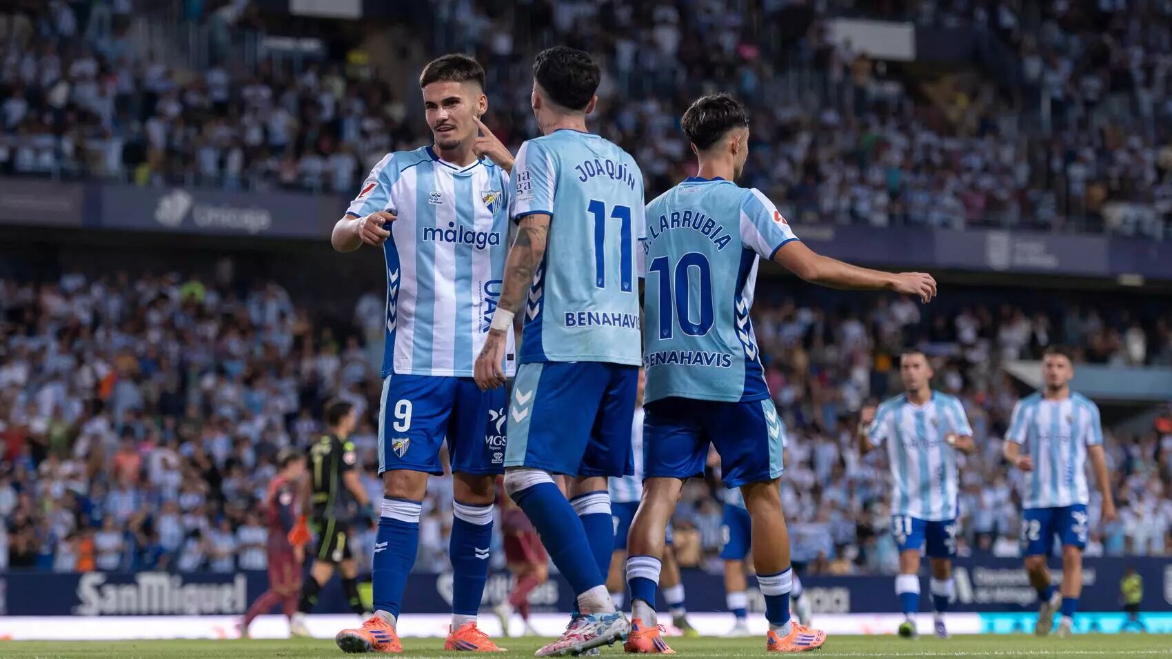 El delantero del Málaga Carlos Ruiz Chupete, celebrando uno de los goles ante el Deportivo