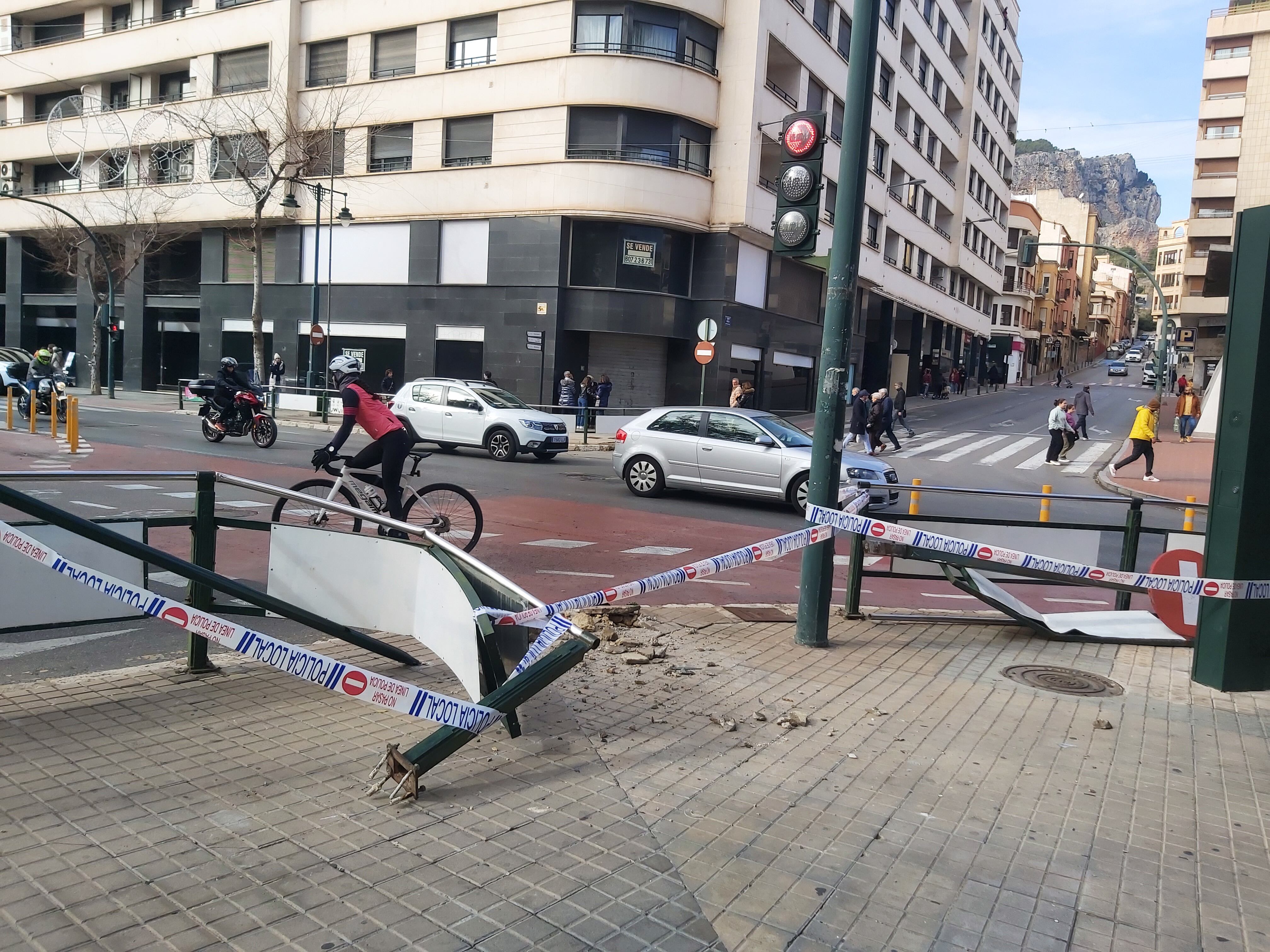 Aspecto de las valles de protección tras el accidente en el cruce Alameda Camilo Sesto y Puente San Jorge de Alcoy