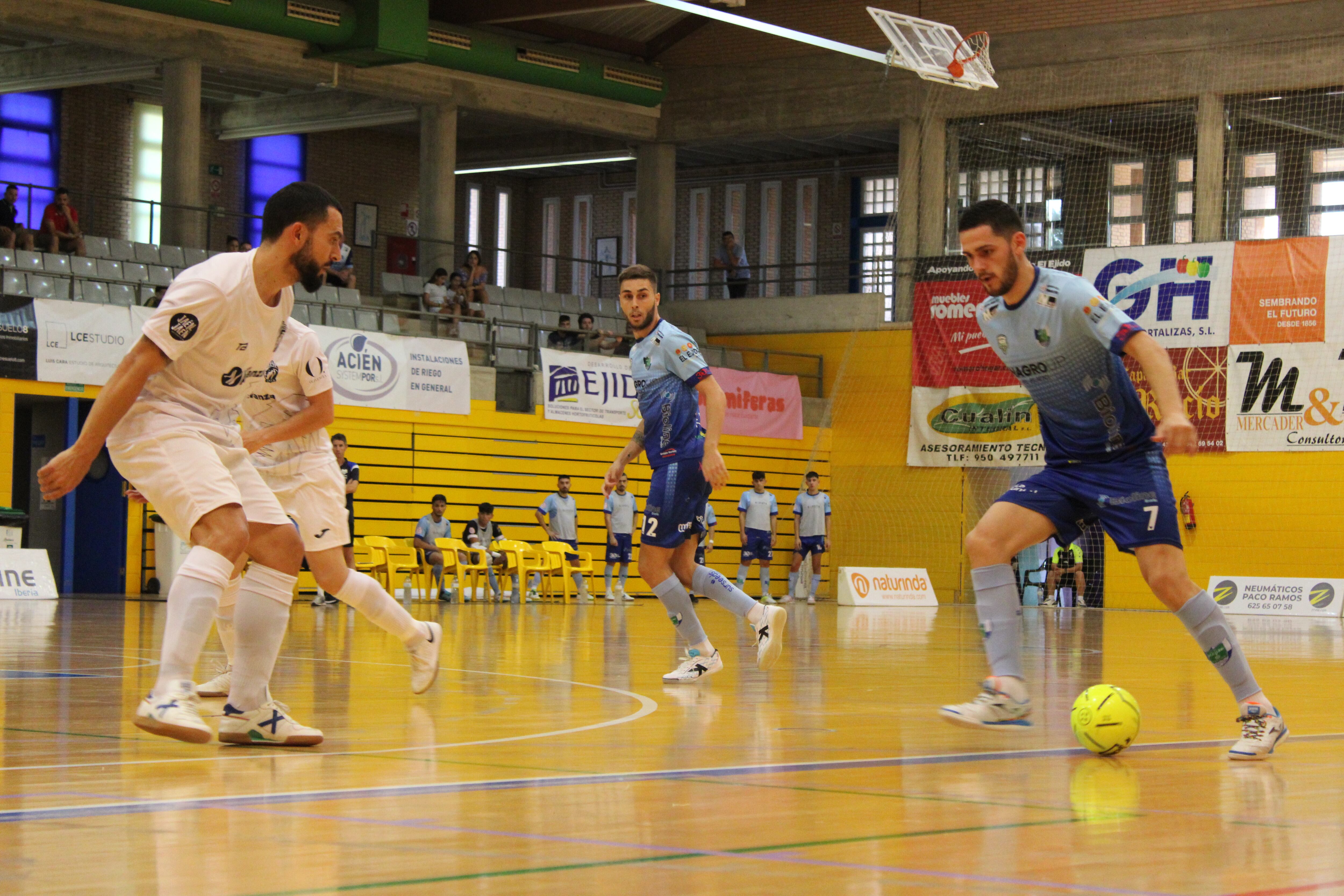 Partido intenso entre Inagroup El Ejido Futsal y Avanza Jaén.