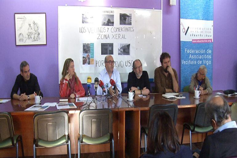 Un momento de la rueda de prensa de los comerciantes del entorno de la calle Pizarro con la presencia de la presidenta de la FAVEC, María Pérez y del portavoz Municipal de Marea de Vigo, Rubén Pérez