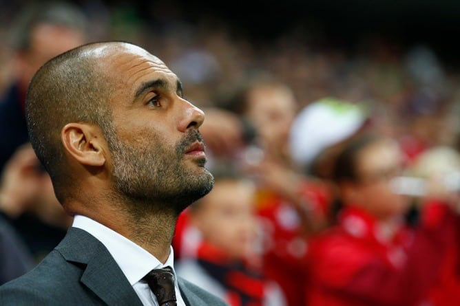 Pep Guardiola durante su primer partido como entrenador en la liga alemana