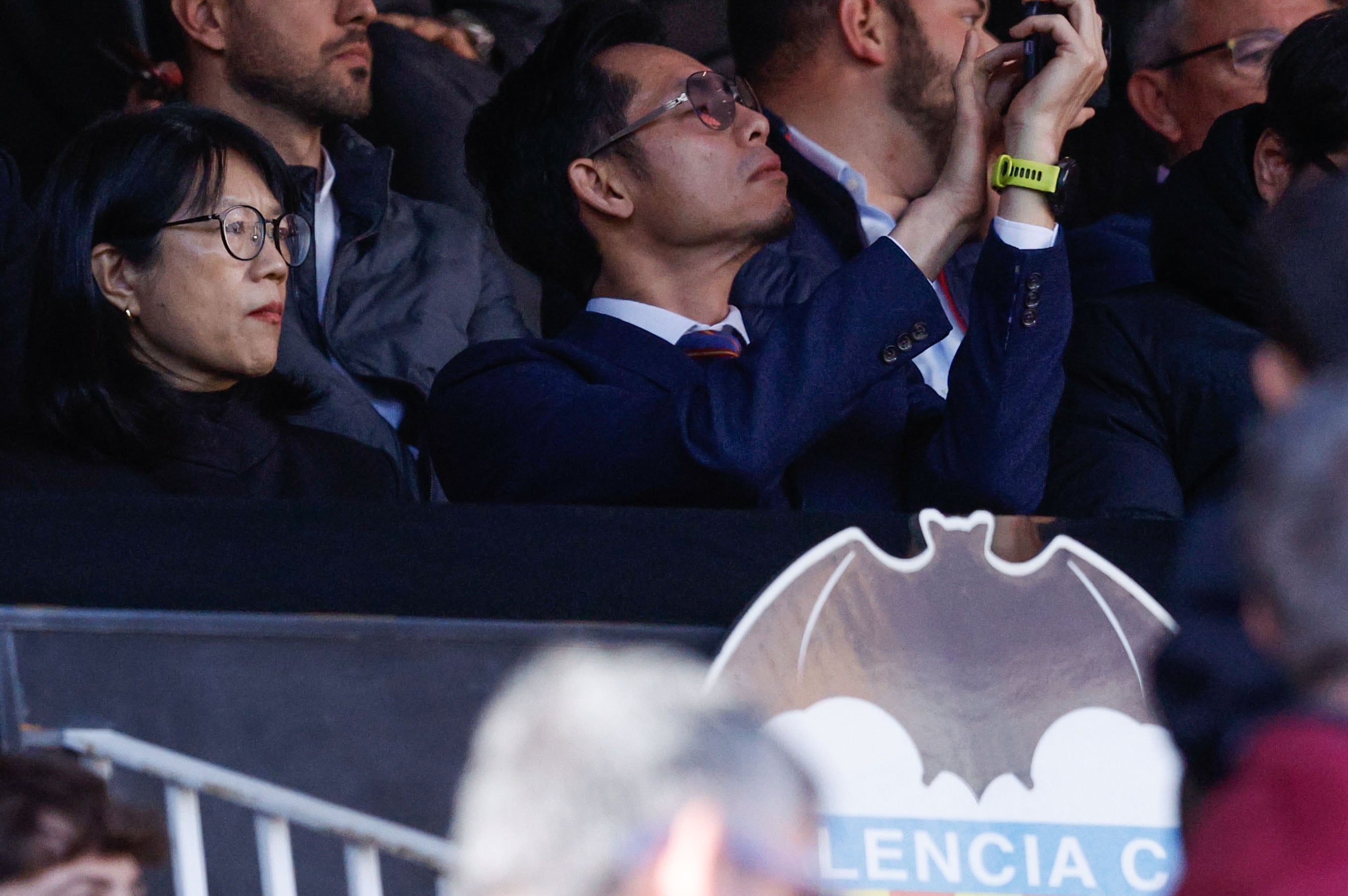 VALENCIA, 22/12/2024.- La presidenta del Valencia, Lay Hoon (i), en el palco antes del partido de LaLiga que enfrenta a su equipo contra el Alavés este domingo en el estadio de Mestalla en Valencia. EFE/ Kai Försterling
