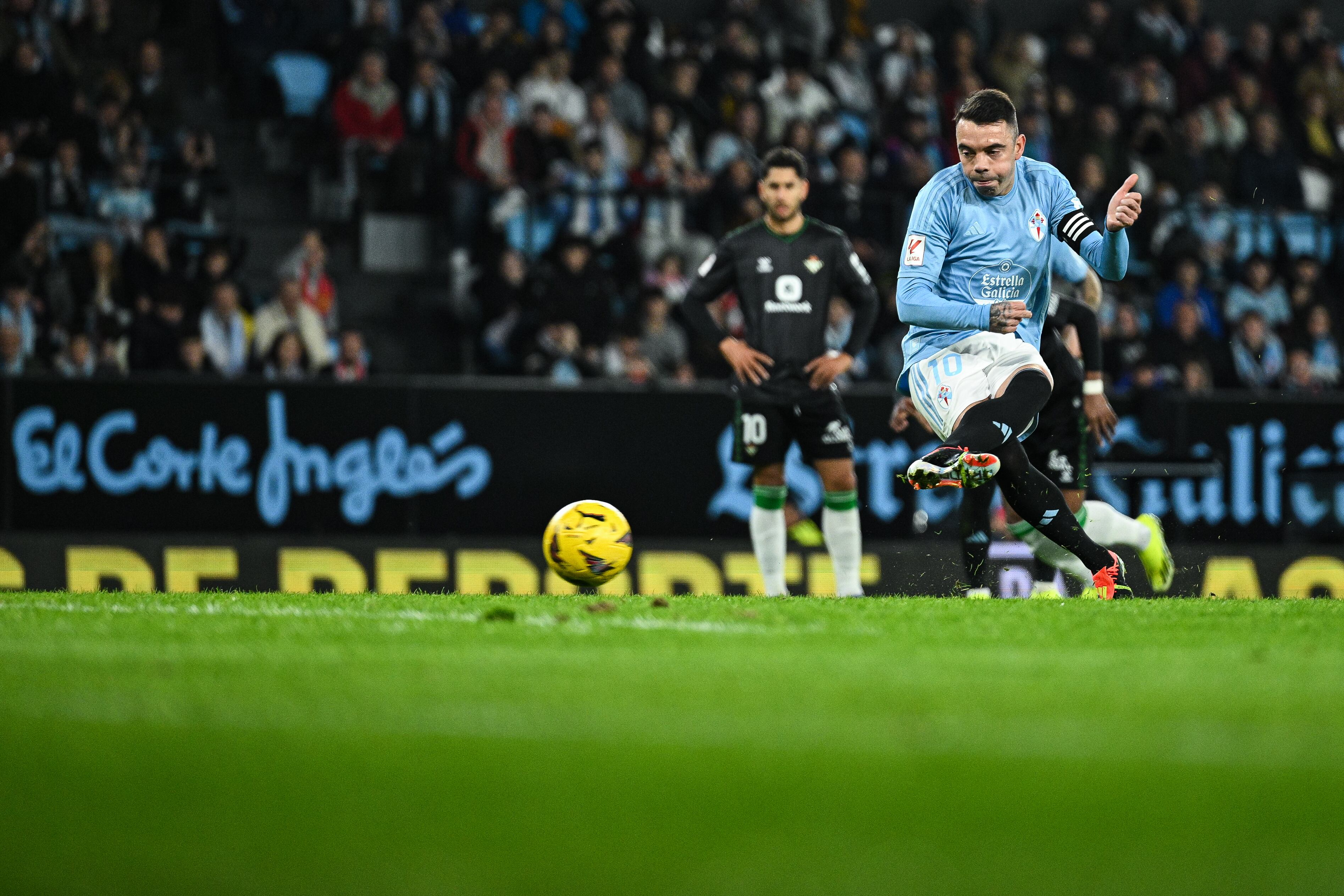 Iago Aspas anota un gol de penalti con el Celta de Vigo