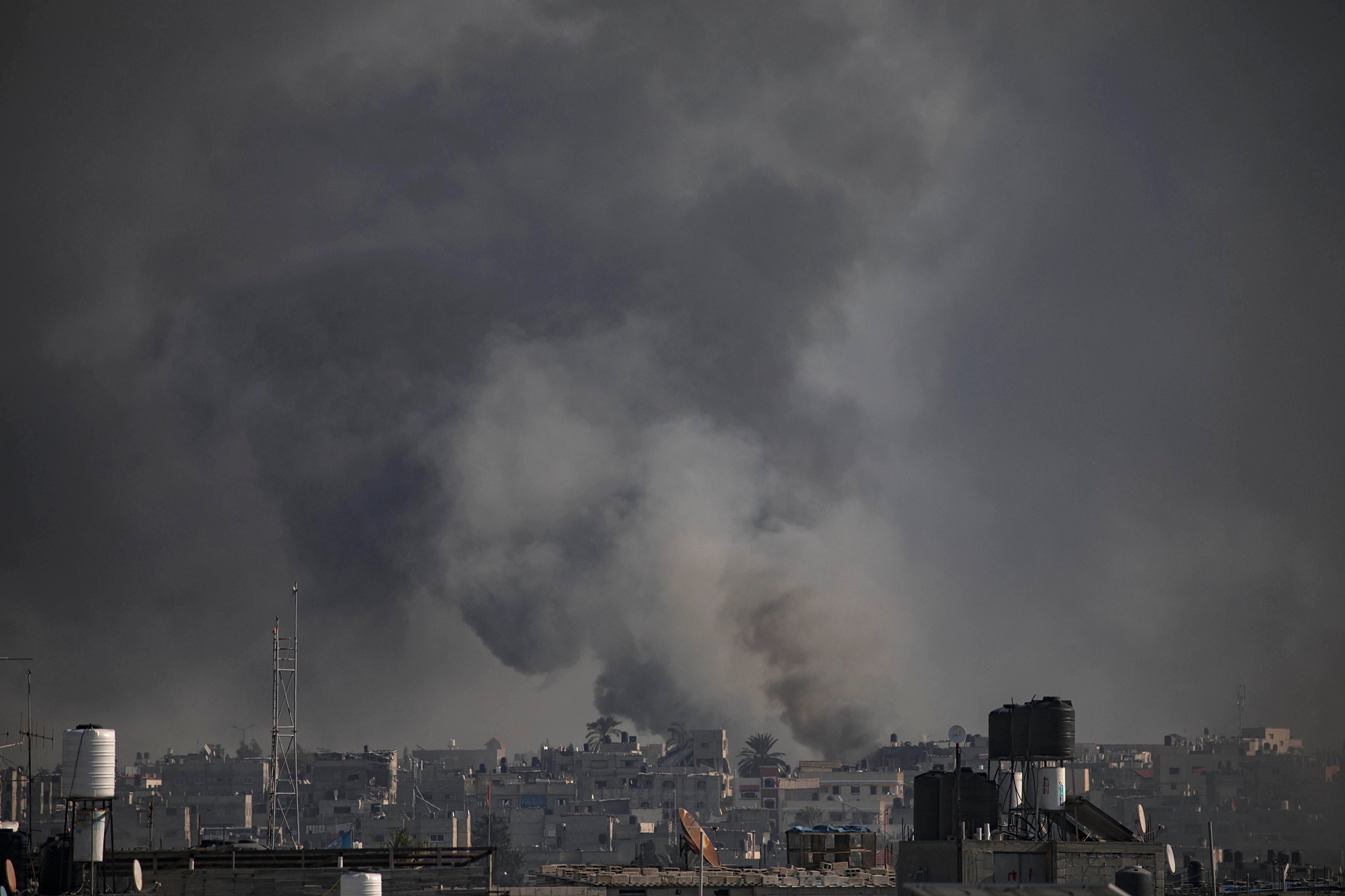 El humo se eleva tras los ataques aéreos israelíes en Jan Yunis, sur de la Franja de Gaza.