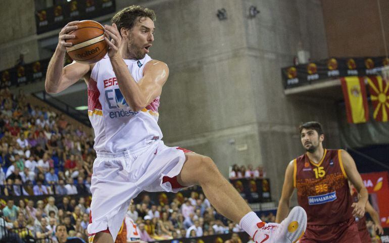 Pau Gasol captura un rebote en el último amistoso preparatorio antes del Eurobasket.