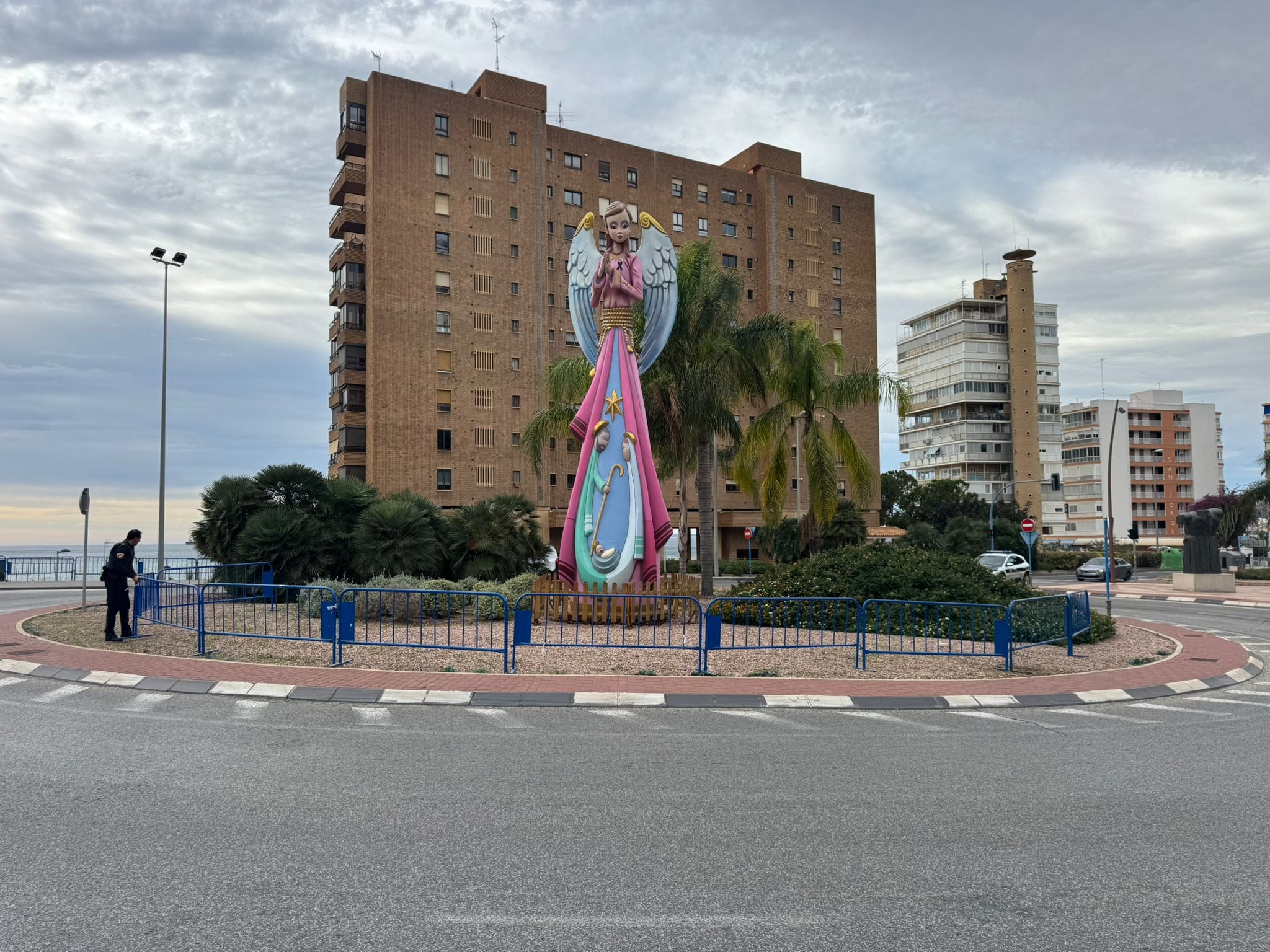 El ángel monumental instalado en la avenida Condomina de Alicante con el vallado de seguridad por fuertes rachas de viento