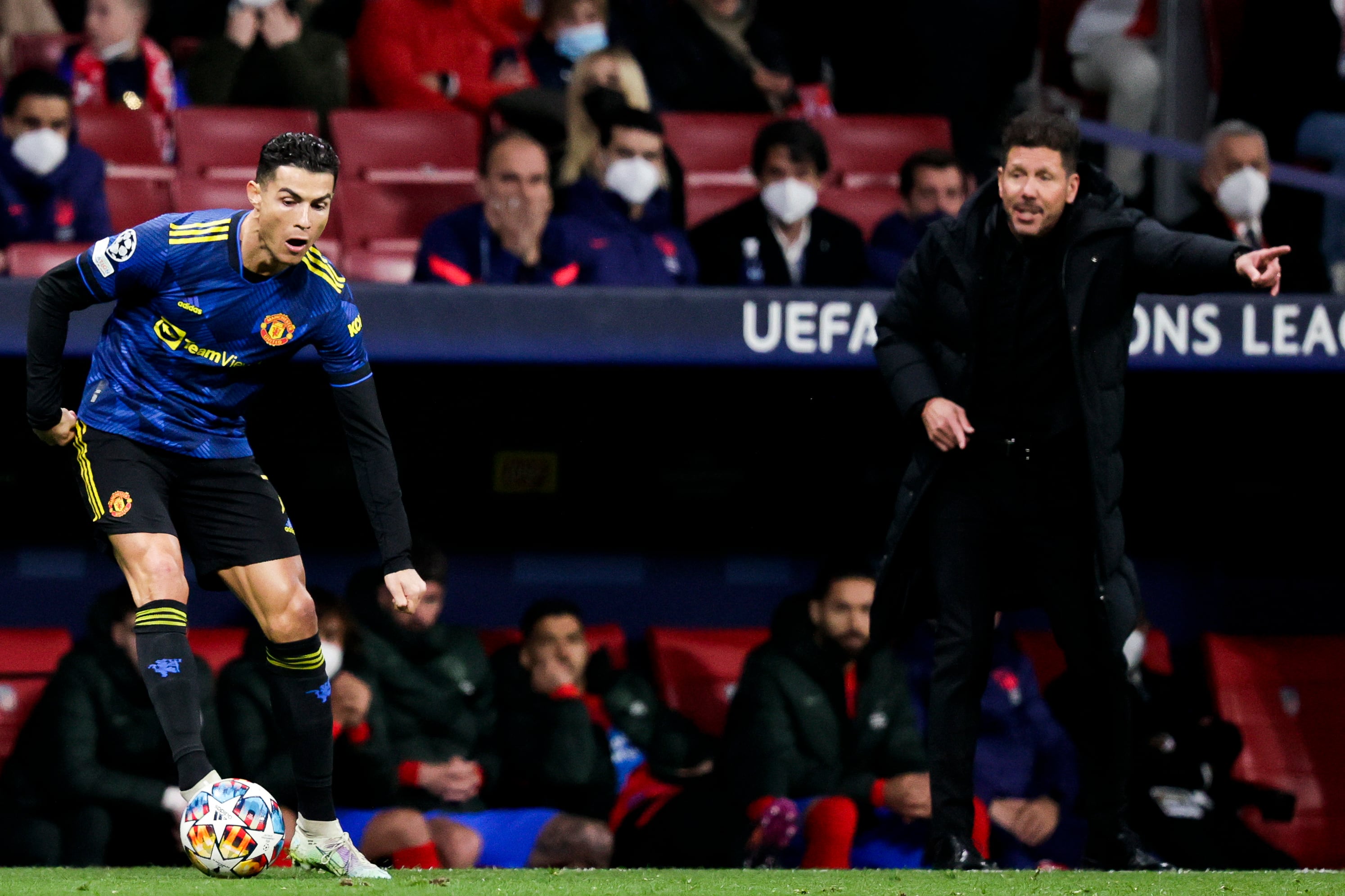 Cristiano Ronaldo, junto a Diego Pablo Simeone en un encuentro de Champions en el Wanda Metropolitano.