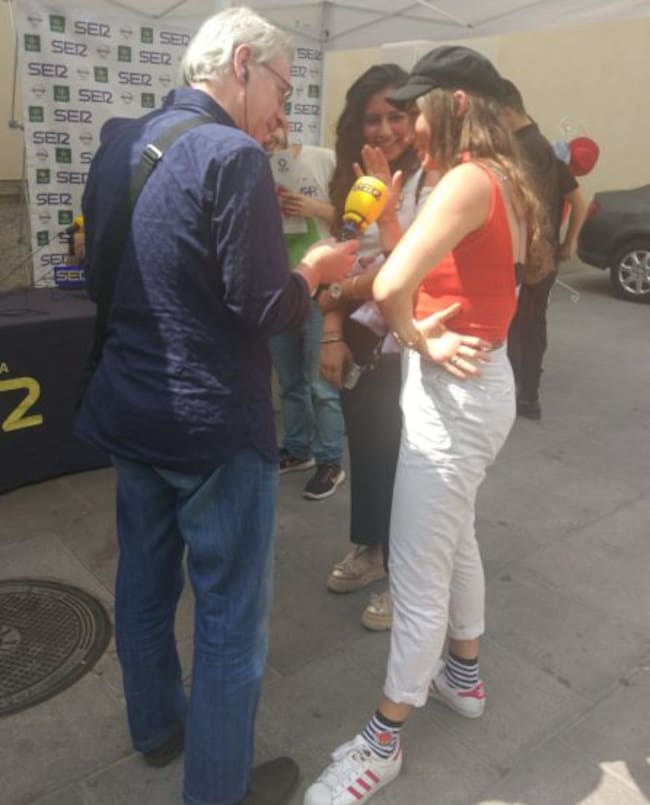 Ramón Medina entrevista a dos jóvenes erasmus italianas que han venido a la Fería de Córdoba.