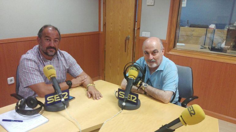 El vicerrector de Investigación de la UCLM Julián Garde y el profesor Enrique Arribas en los estudios de Radio Albacete