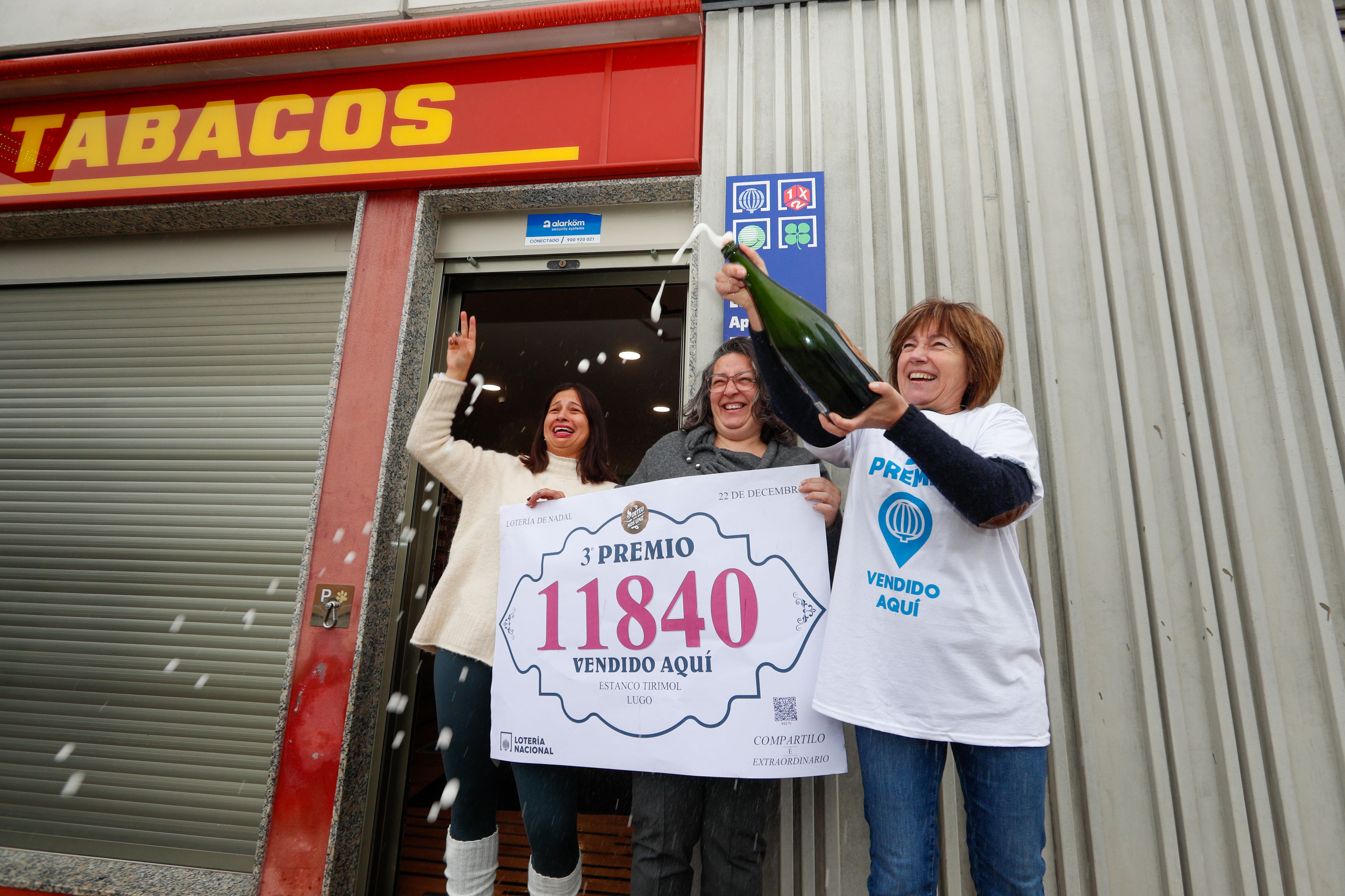 LUGO, 22/12/2024.- Las propietarias de un estanco de Lugo celebran la venta del tercer premio de la Lotería de Navidad en su establecimiento de Lugo. EFE/Eliseo Trigo
