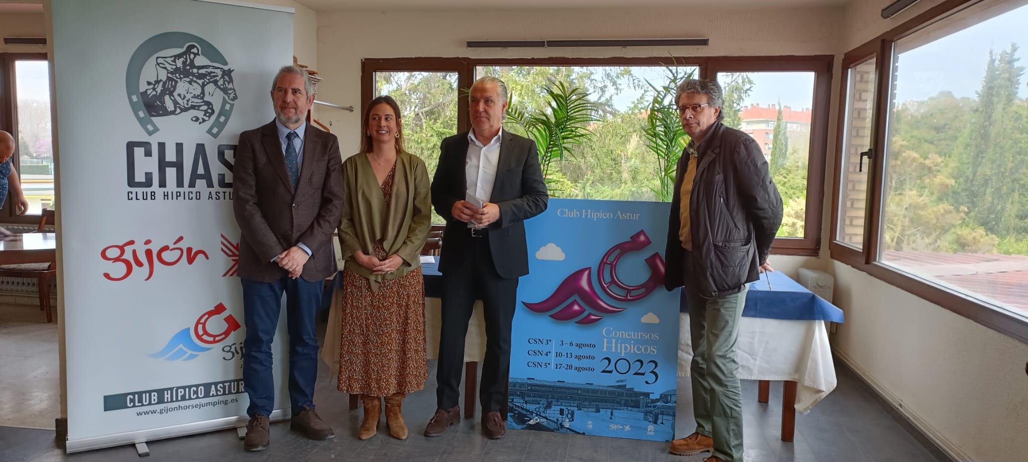 Mario Vigil (presidente del CHAS), Ana Palacio (presidenta de la Federación Asturiana de Hípica), Jesús Kocina (vicepresidente de la Federación Española de Hípica) y Roberto Fernández (director del Patronato Deportivo Municipal de Gijón) en la presentación del Gijón Horse Jumping.