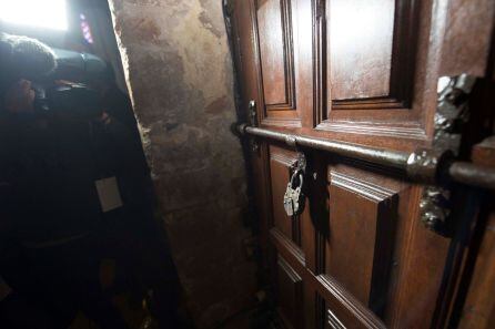 Un candado cierra la Puerta del Perdón, poniendo fin al Año Santo Lebaniego en el que cerca de un millón de peregrinos han pasado por ella, hoy en el Monasterio de Santo Toribio de Liébana en la localidad cántabra de Potes. 