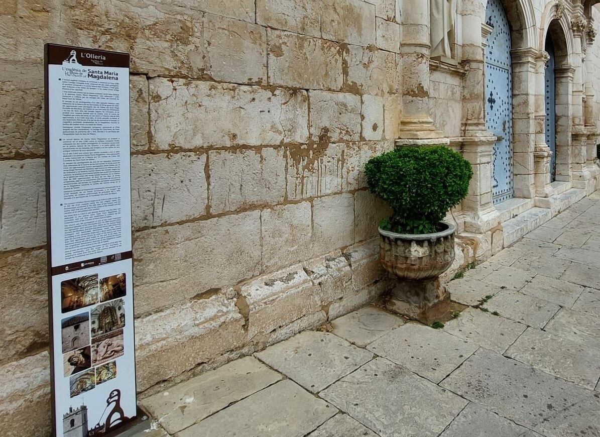 Panell turístic a l'església de Santa María Magdalena a L'Olleria