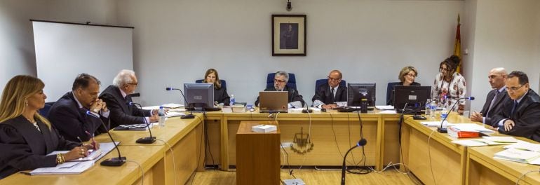 GRA071. MADRID, 13/05/2015.- El presidente de la LFP, Javier Tebas (2i), y el presidente de la Asociación de Futbolistas Españoles (AFE), Luis Rubiales (2d), durante la vista celebrada hoy en la Sala de lo Social de la Audiencia Nacional, para decidir sob