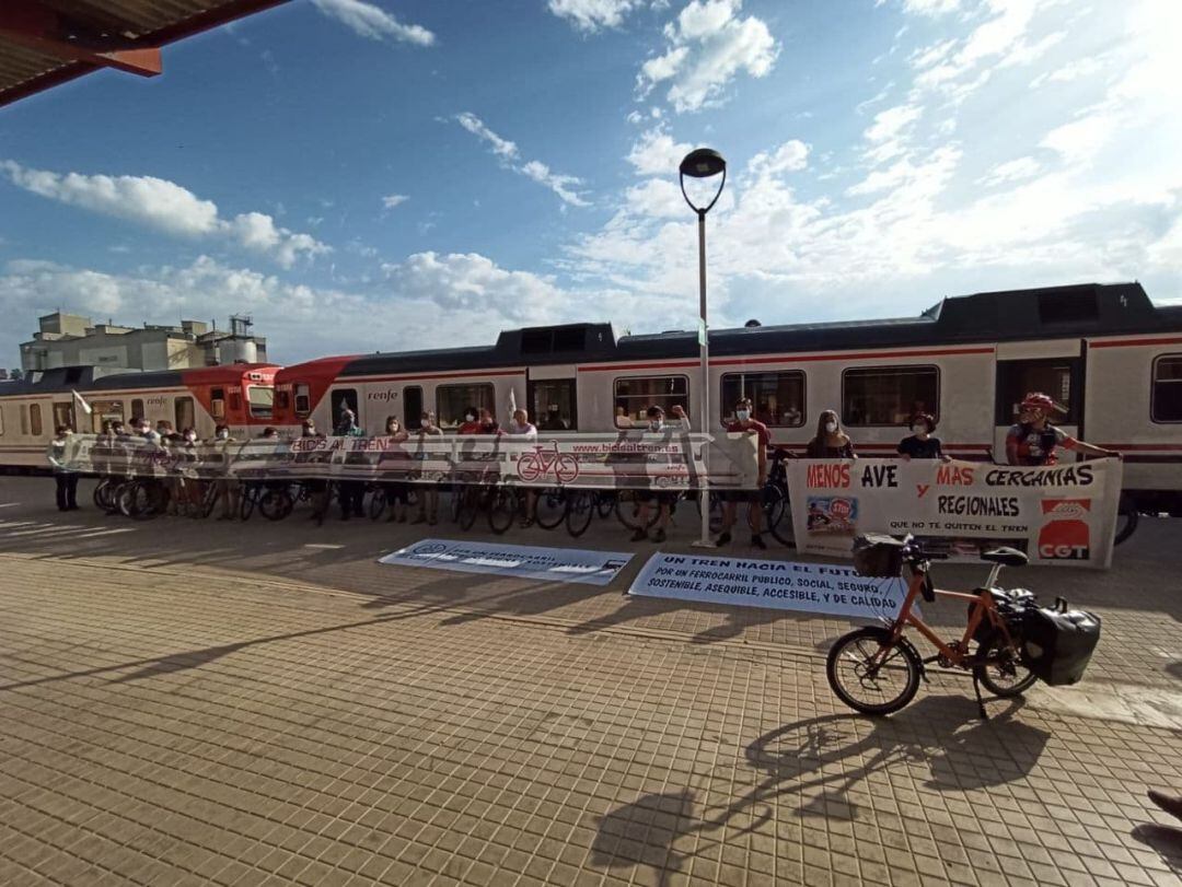 Protesta para reivindicar la reapertura de la línea ferroviaria entre Utiel y Cuenca