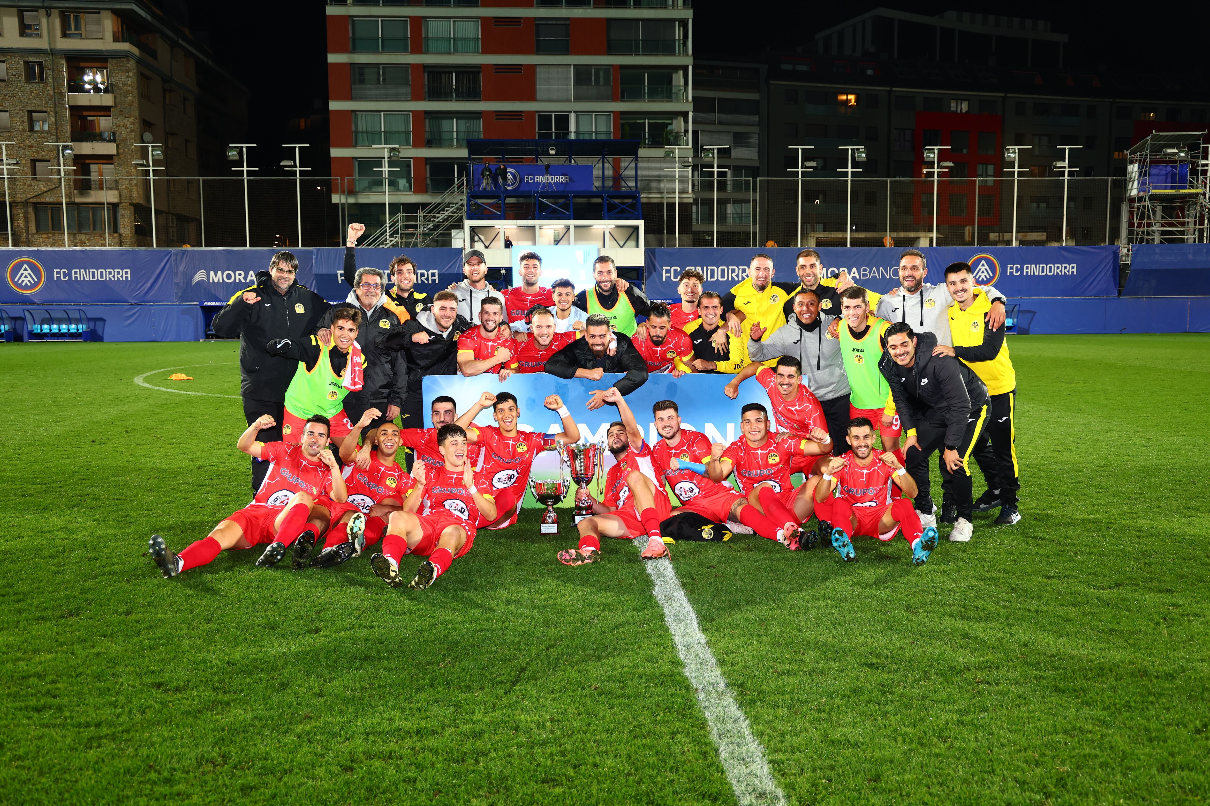 La UE celebrant el títol de campió de la Supercopa ahir a l&#039;Estadi Nacional.