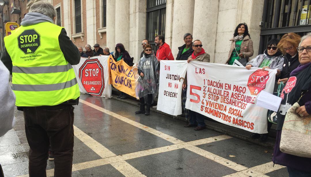 Concentración frente a la sede de la Audiencia Provincial de Valladolid