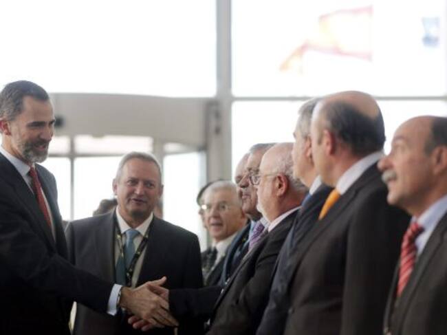 El rey Felipe VI acompañado por el presidente de las Cooperativas Agroalimentarias de España, Angel Villafranca (2i), saluda a su llegada a la clausura del VII Congreso de Cooperativismo Agroalimentario, que durante dos días ha analizado los retos de un colectivo que agrupa a 3.844 cooperativas, tiene 1,1 millones de socios y 98.999 empleados y factura 25.696 millones de euros, en el Palacio de Congresos de Valencia