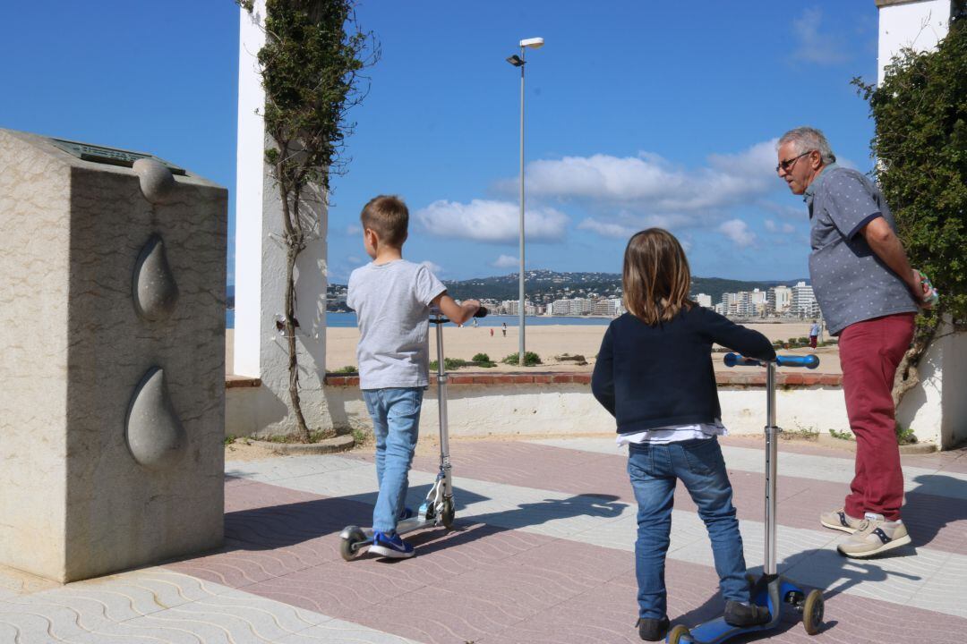 Dos menors en patinet.