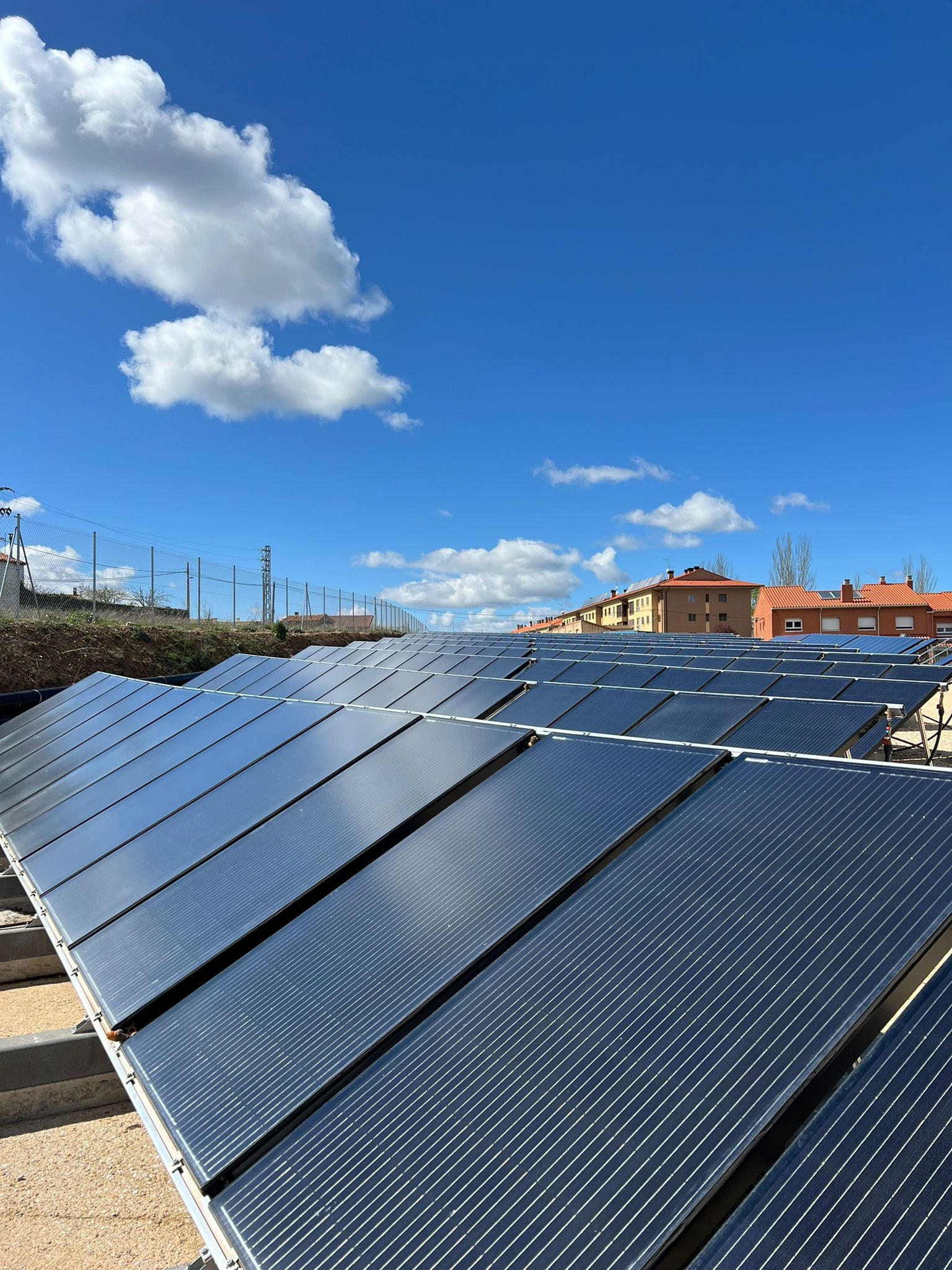 Paneles solares de la Central de Calor de Rebi en Ólvega.