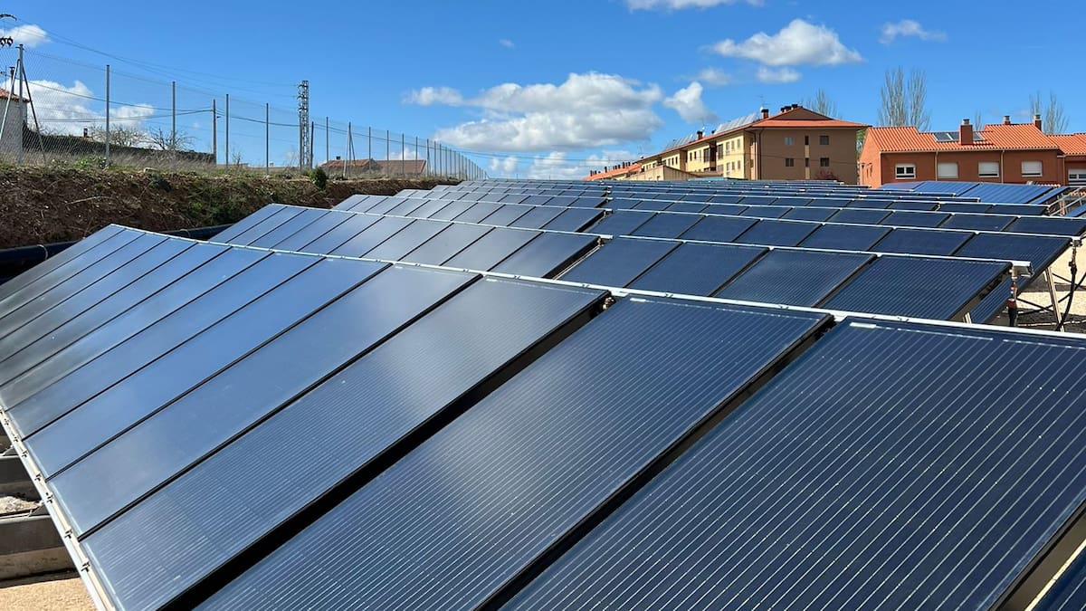 Rebi pone en marcha la primera instalación en España de un campo solar mixto hibridado con una Red de Calor