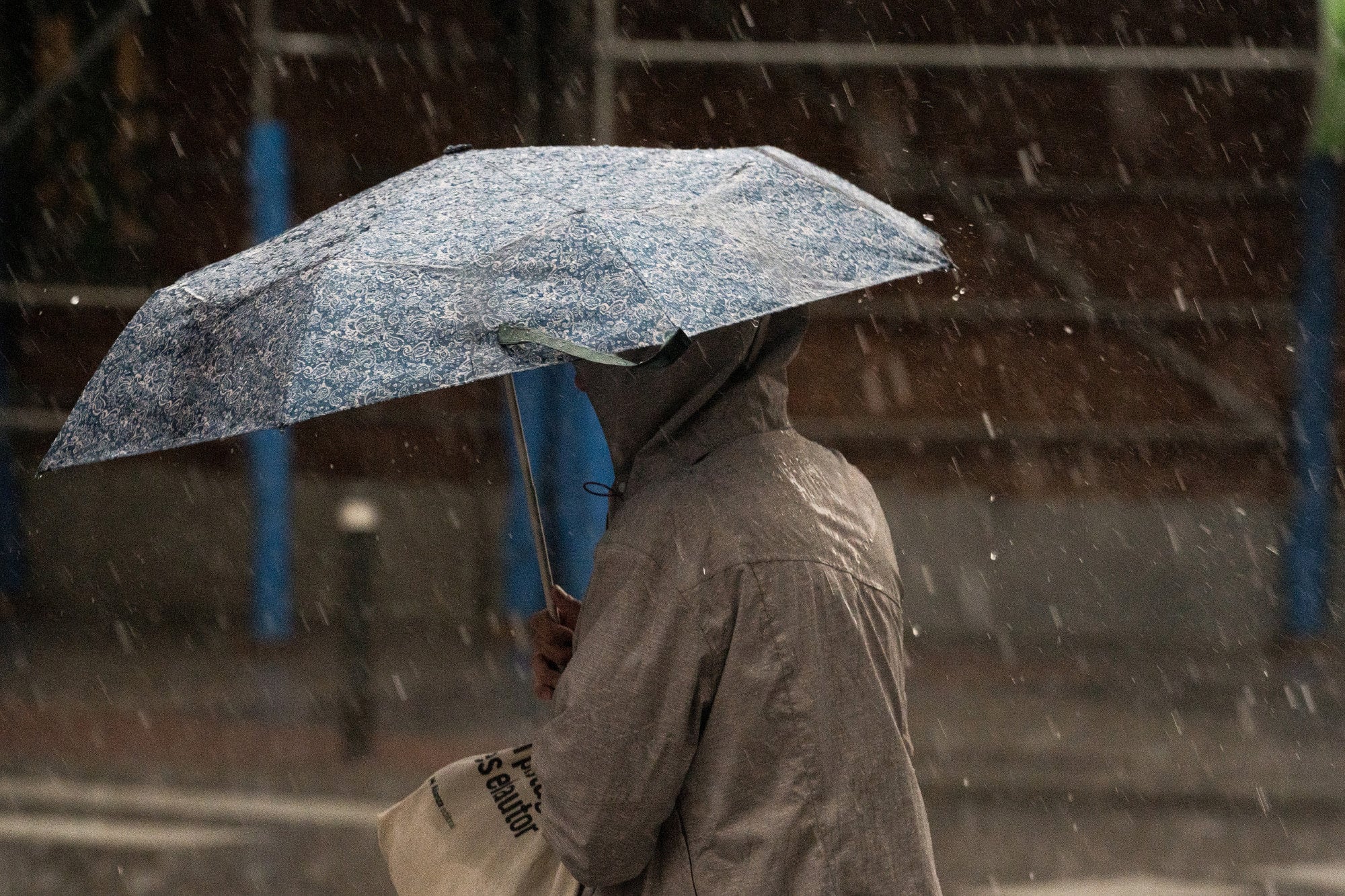 Una mujer con paraguas bajo la lluvia en Madrid (España).