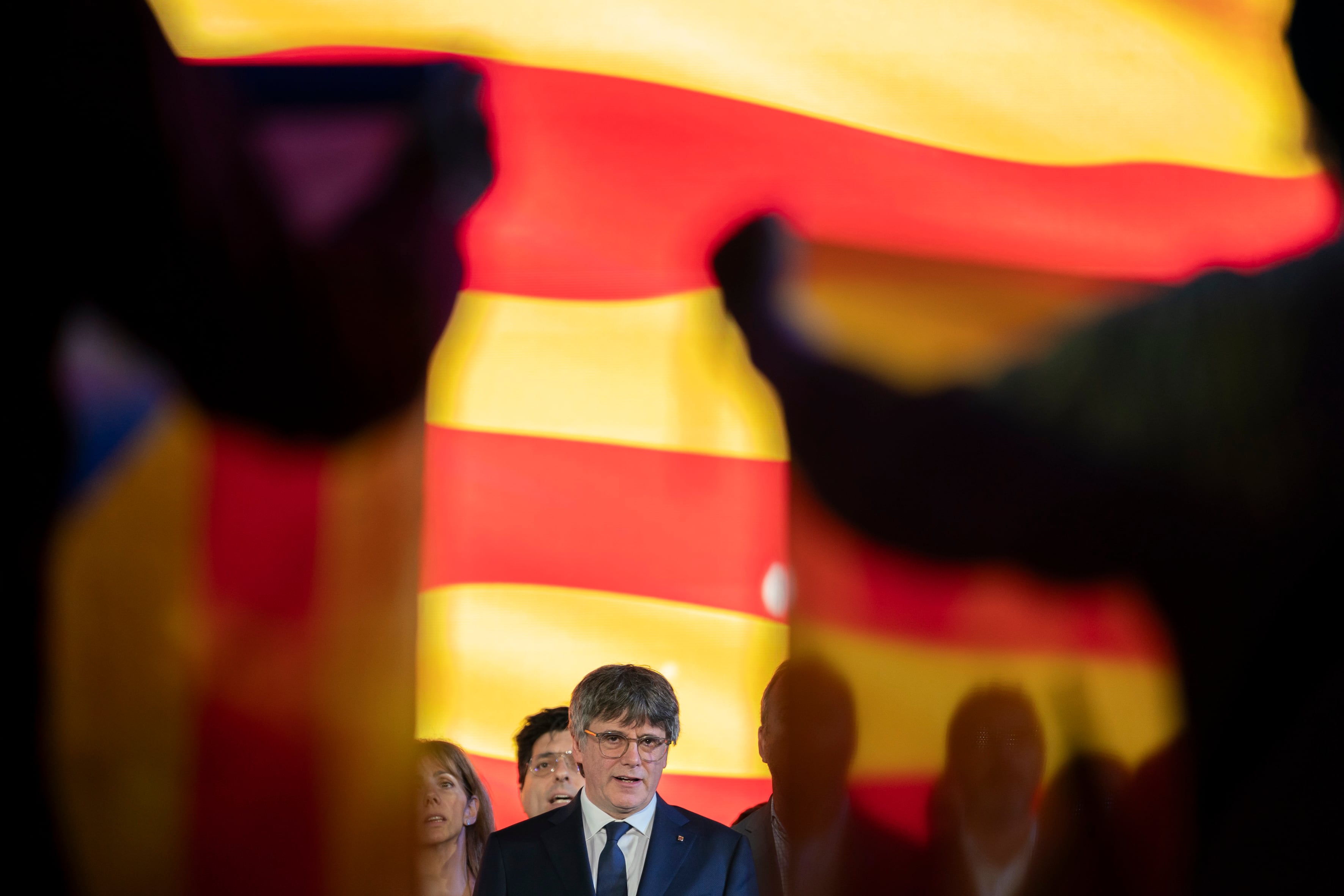 El expresidente catalán y candidato de JxCat en las elecciones catalanas del 12 de mayo, Carles Puigdemont, interviene en un acto electoral de Junts per Catalunya, en Argelès-sur-Mer (Francia).