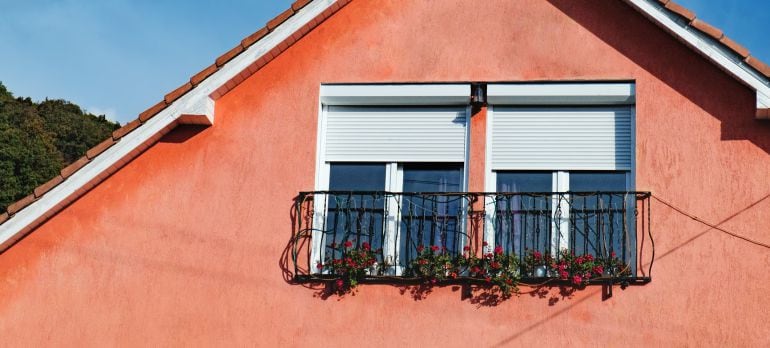 Nos ha costado, pero hemos encontrado persinanas en el extranjero, esta casa está en Rumanía