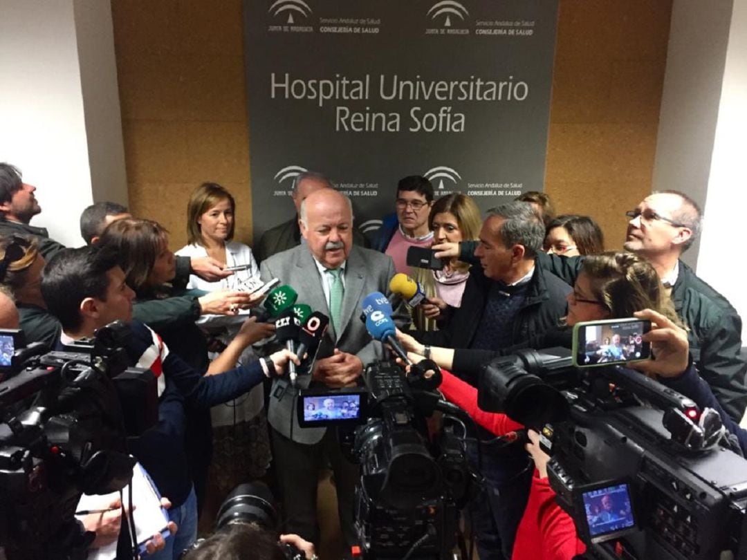 El consejero de Salud y Familias de la Junta de Andalucía, Jesús Aguirre, atiende a los medios en el Hospital Universitario Reina Sofía de Córdoba