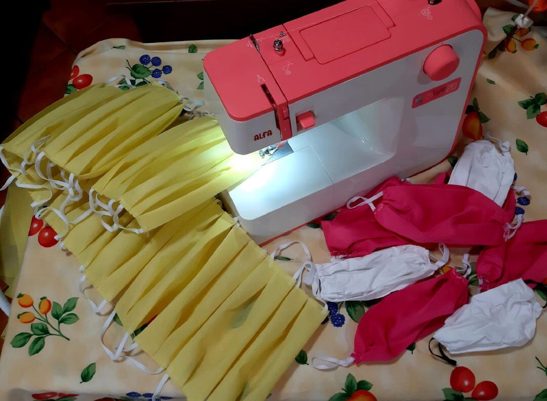 Vecinos y miembros de las peñas de Móstoles están fabricando mascarillas para las personas que las necesiten y de manera gratuita