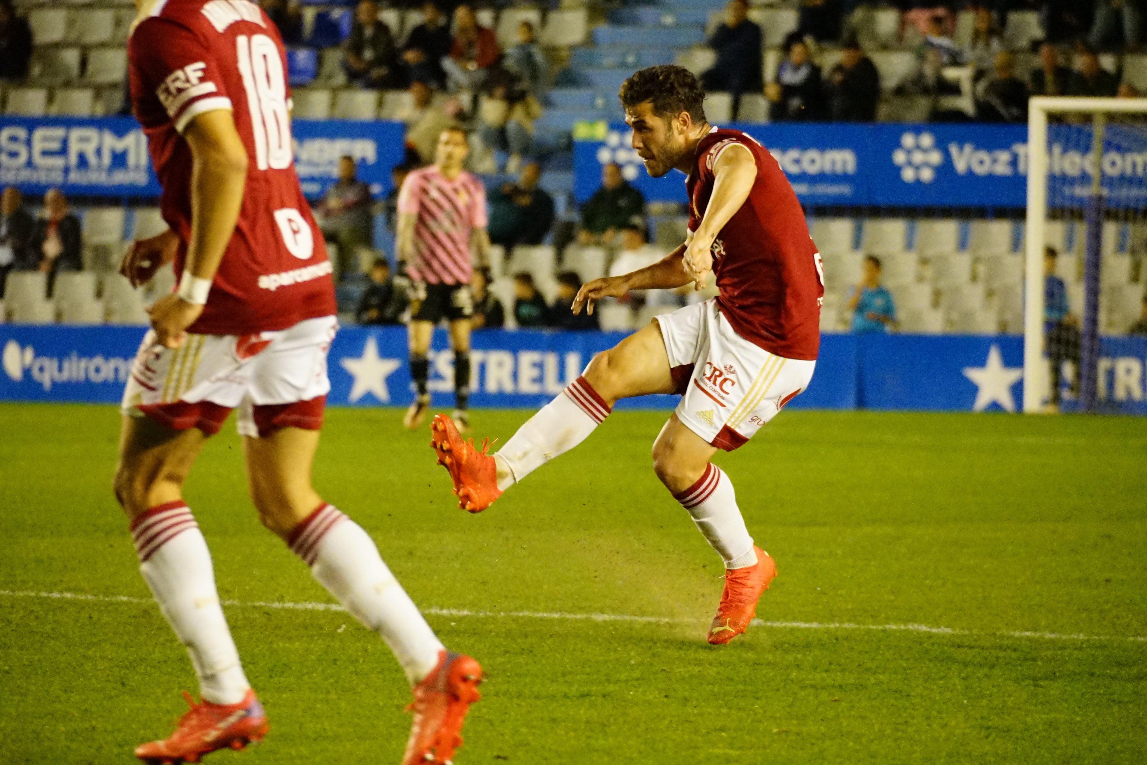 Julio Gracia golpea el balón