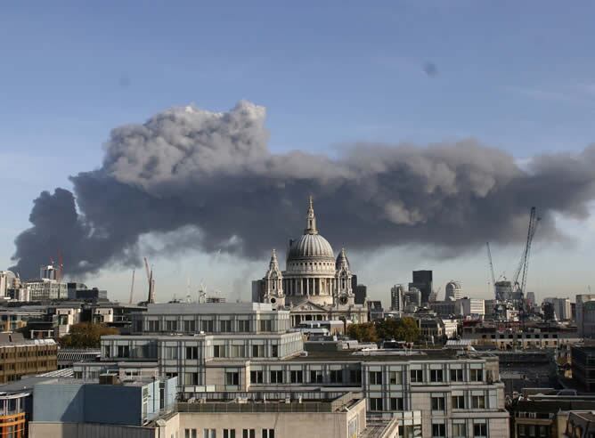 Una espesa nube de humo tras la catedral de Saint Paul