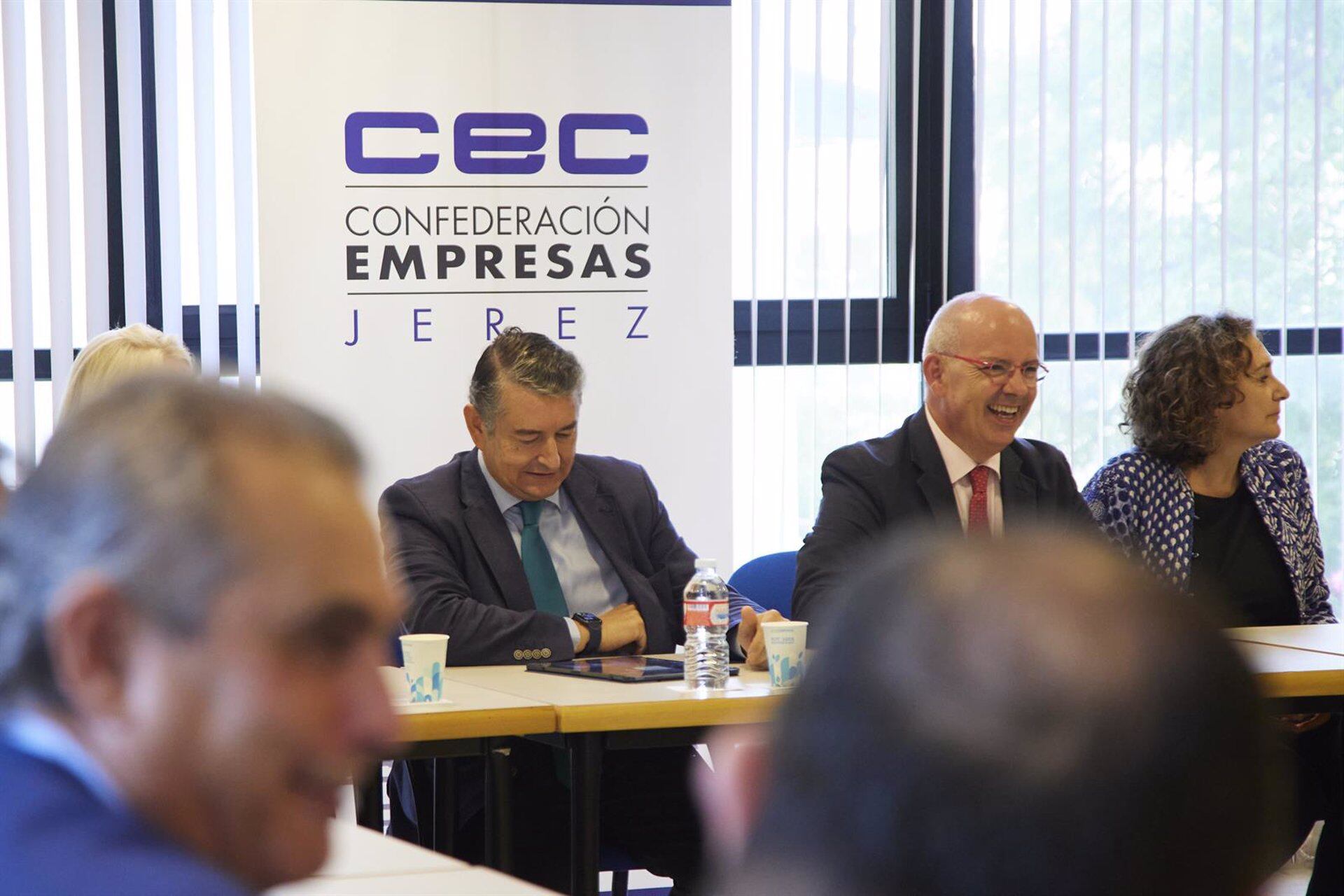 El consejero de Presidencia, Interior y Diálogo Social de la Junta de Andalucía, Antonio Sanz, preside la reunión con 30 empresarios de la Confederación de Empresarios de Cádiz