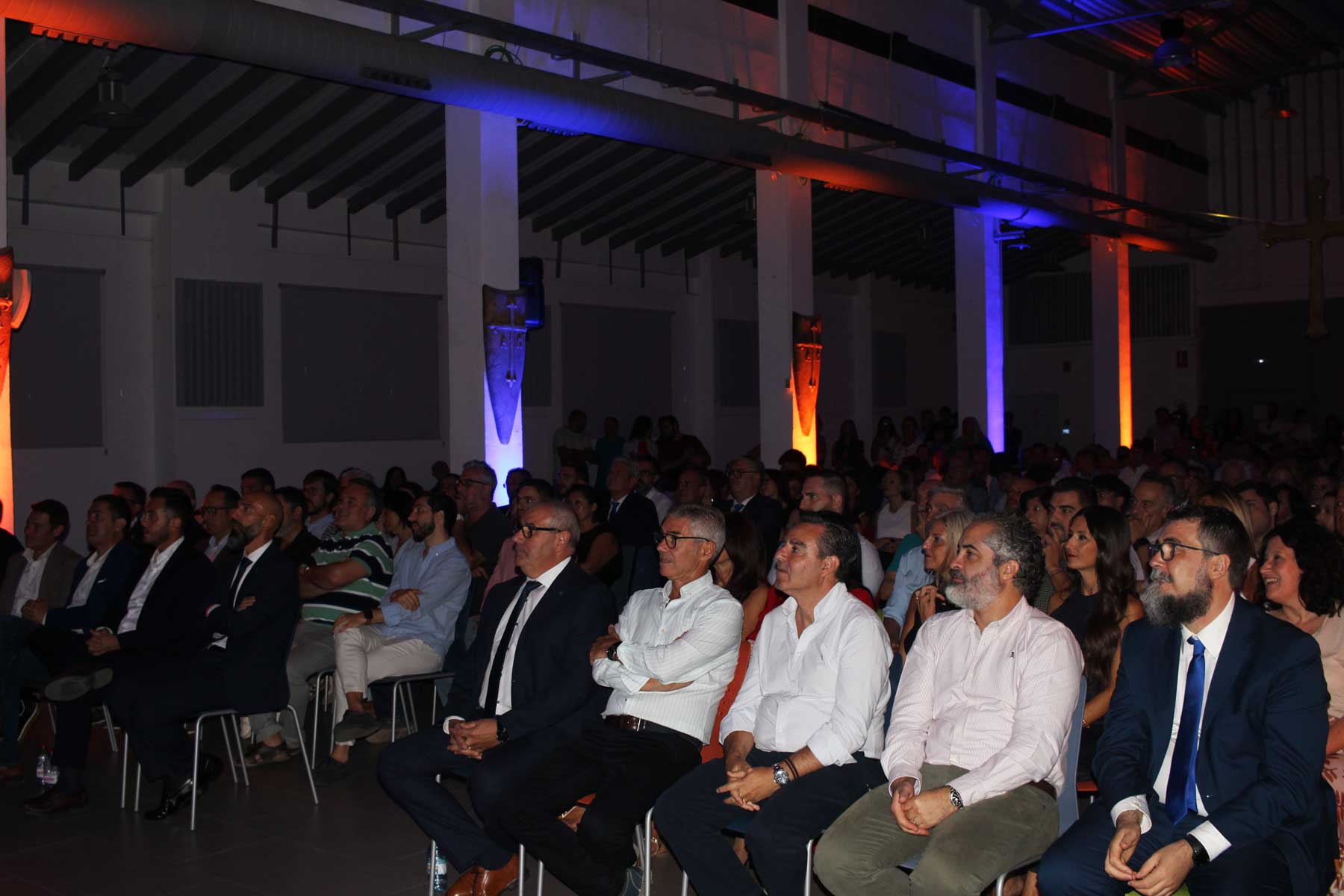 La Sala Àgora se ha llenado hasta los topes para presenciar el descubrimiento de la heráldica del alférez cristiano 2026