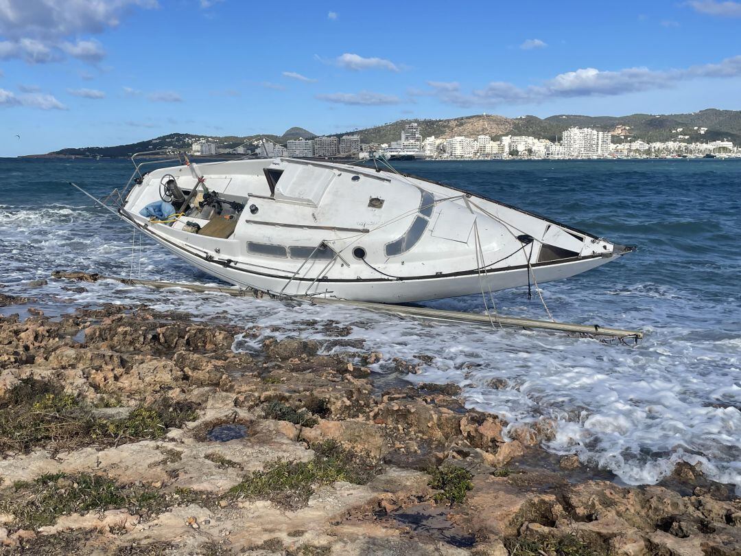 Imagen de uno de los barcos varados tras el temporal