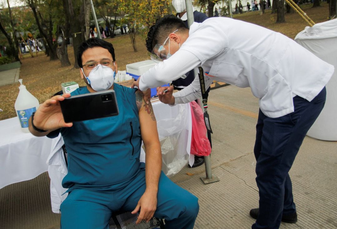Un trabajador del Hospital Regional de San Nicolás de los Garza (Monterrey, México) se hace un 'selfie' mientras recibe de la vacuna de Pfizer.