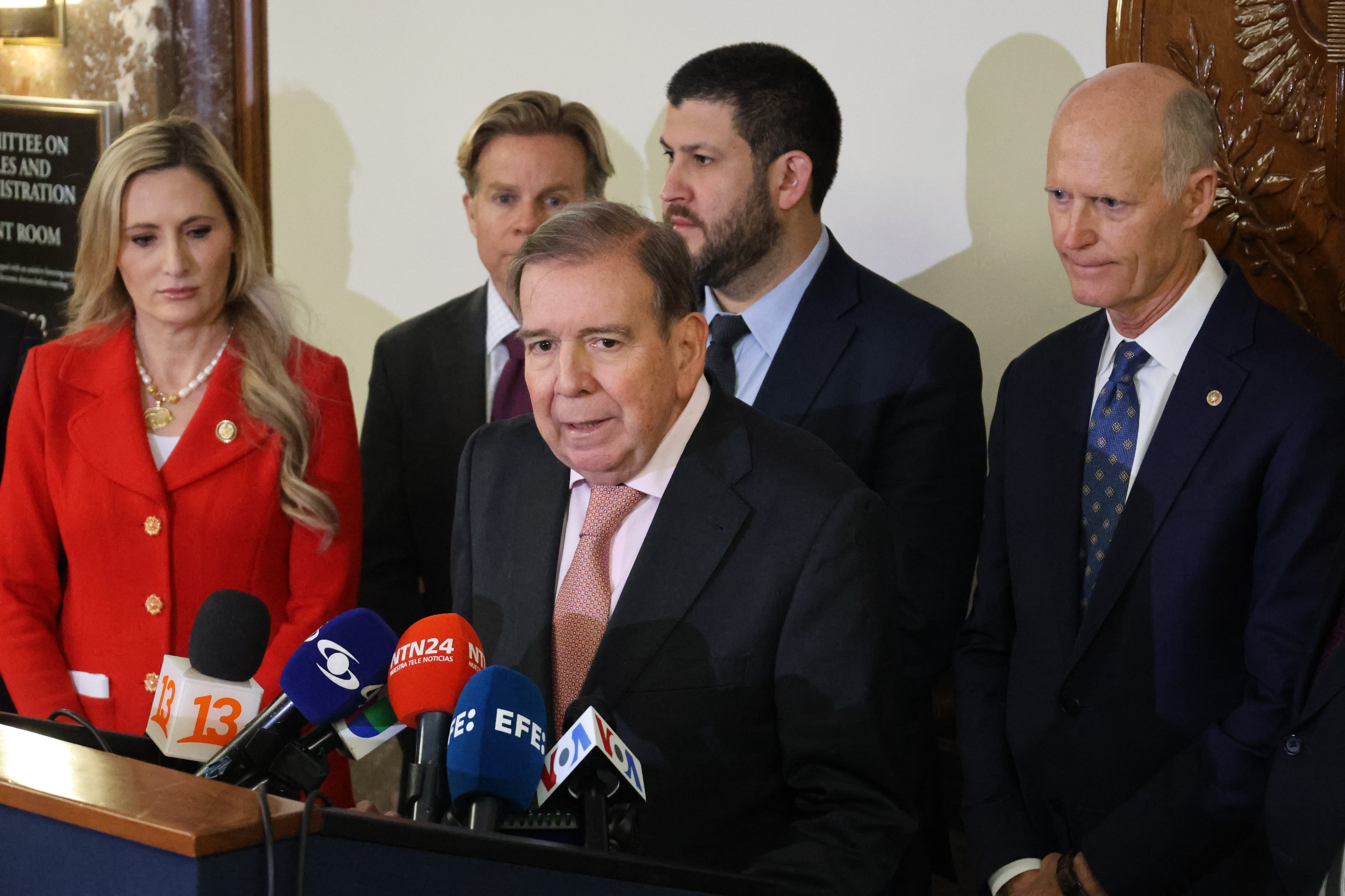 El líder opositor venezolano Edmundo González Urrutia (c) habla tras una reunión con senadores estadounidenses este martes, en el Congreso en Washington (EEUU).