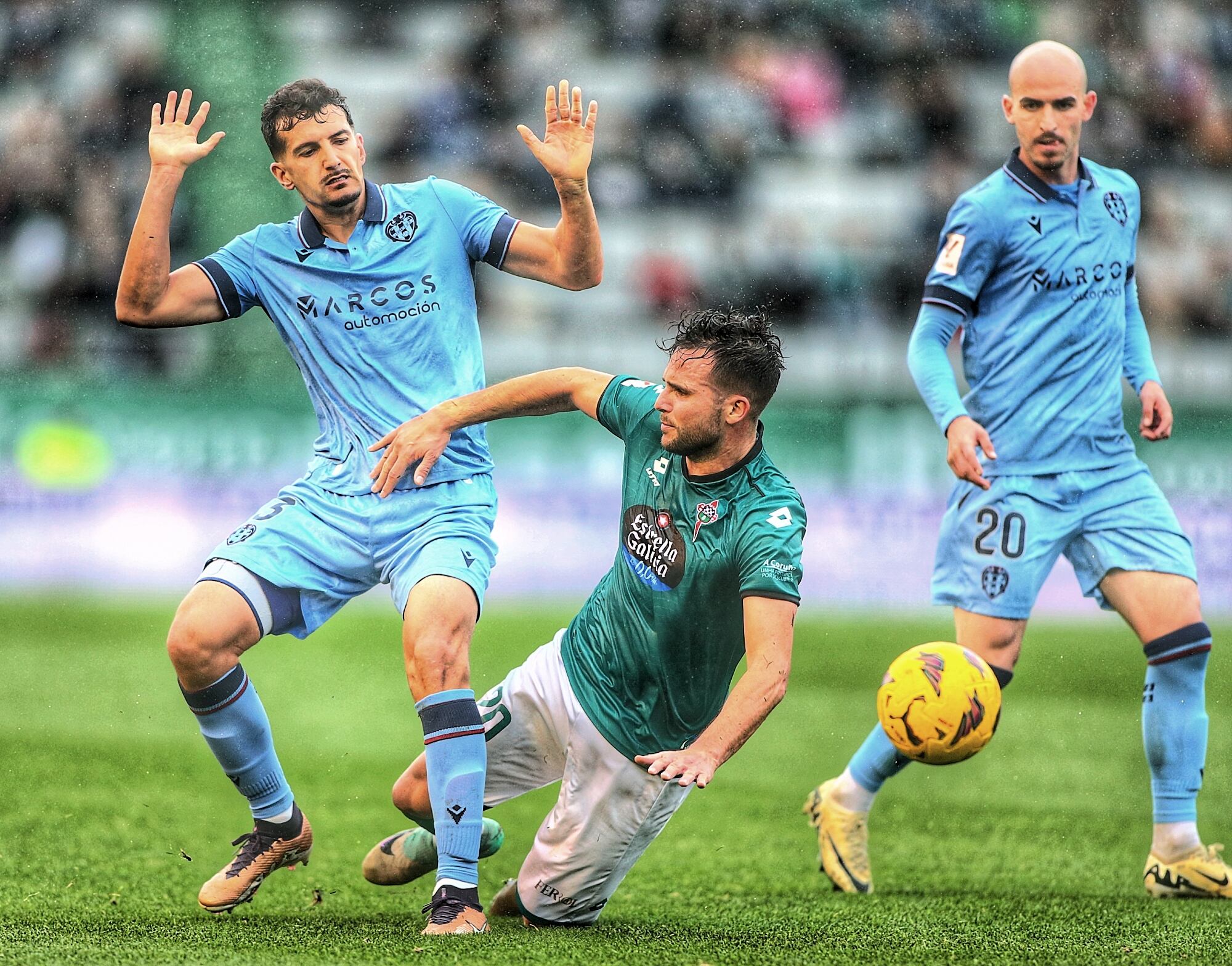 Álvaro Giménez, en el Racing-Levante de A Malata (foto: Mero Barral / Cadena SER)