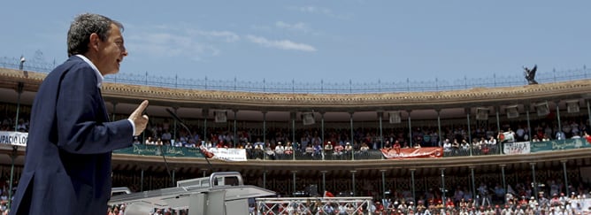 El presidente del Gobierno, José Luis Rodríguez Zapatero, durante su intervención en el acto de campaña electoral que ha ofrecido hoy el PSOE en la Plaza de Toros de Valencia