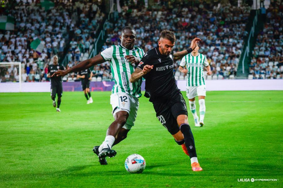 Centelles en una de las jugadas del partido en Córdoba.