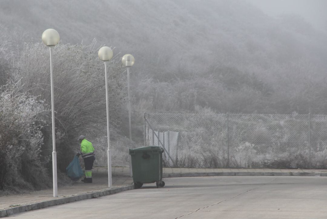 Un operario de limpieza actúa en la urbanización Fuente la Bola