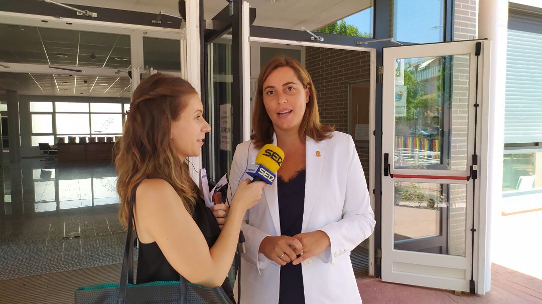 La alcaldesa de Arroyomolinos, Ana Millán, con Beatriz San josé