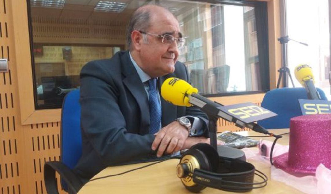 Juan Ramón Calero en los estudios de Radio Murcia donde acude cada miércoles para participar en la tertulia de Hoy por hoy