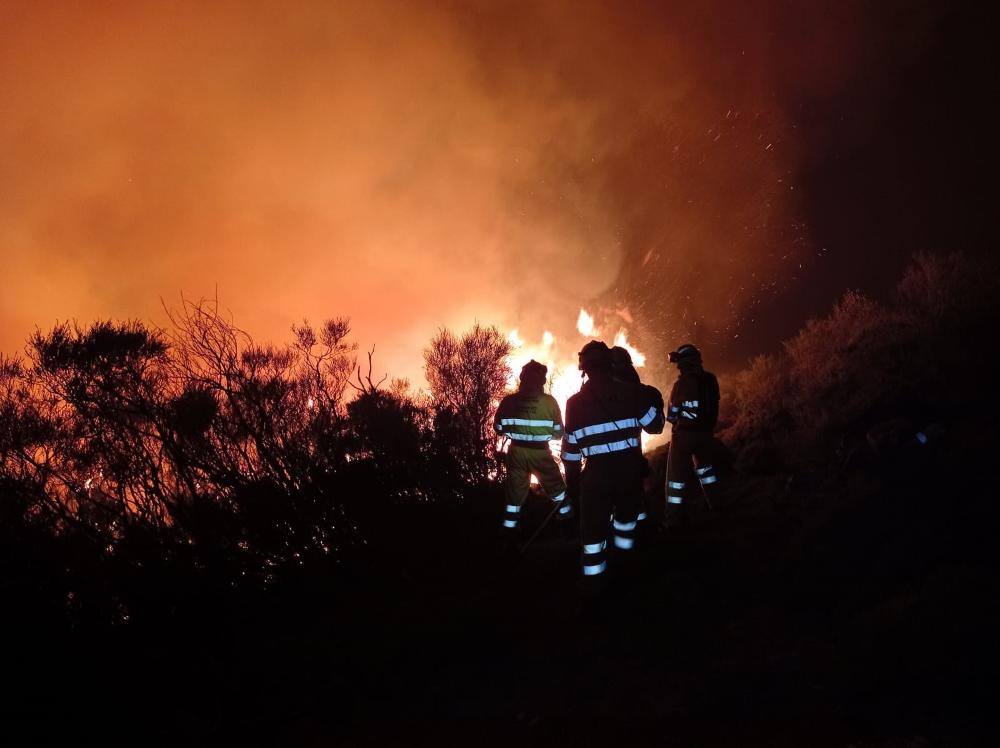 Bomberos del 112 intentando sofocar uno de los incendios.