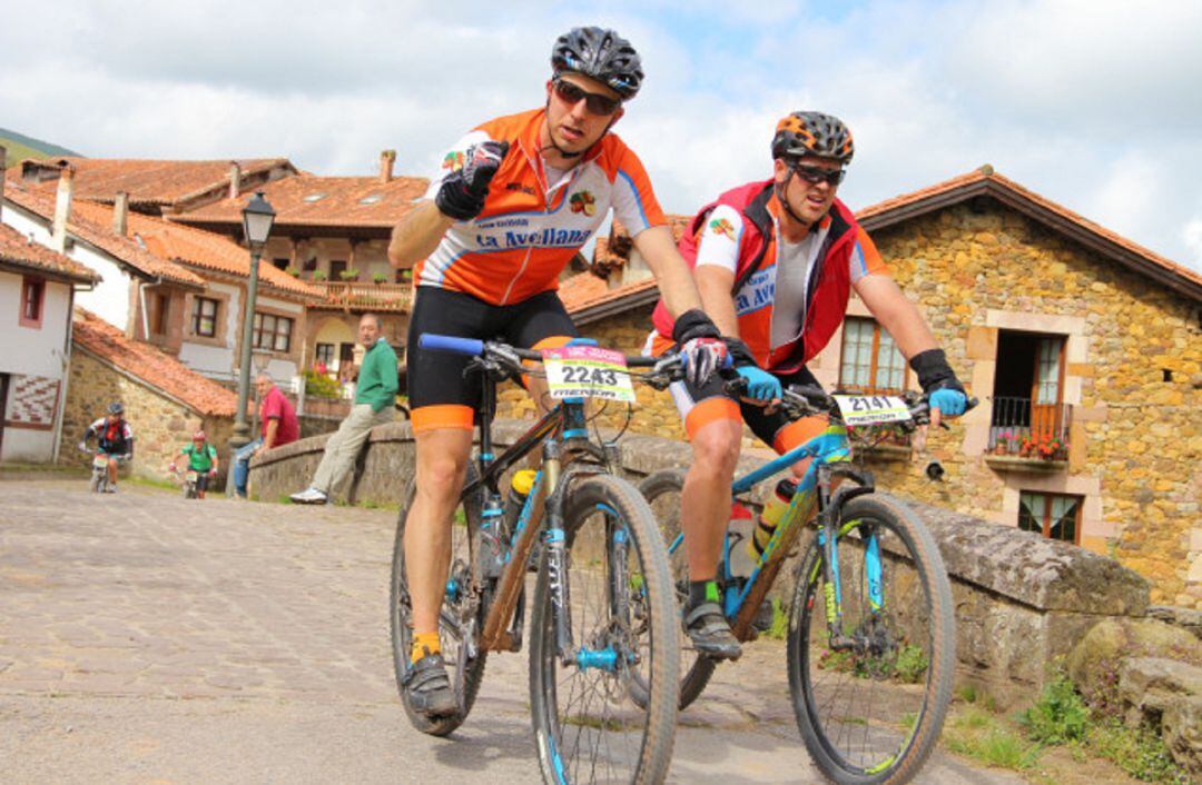 Samuel Gala y Darío Arribas durante una prueba ciclista