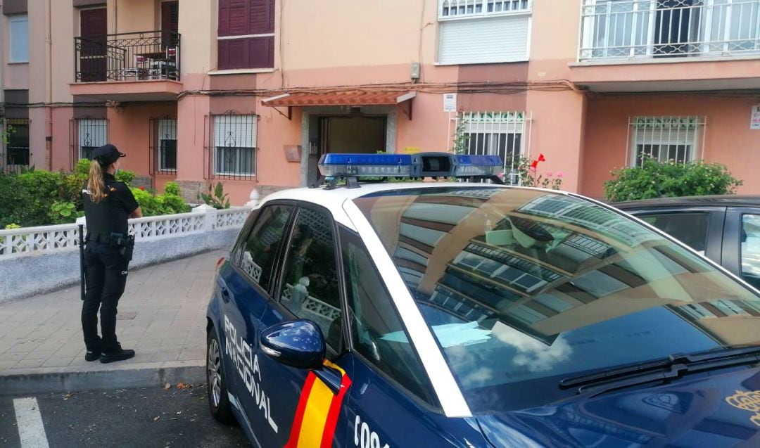 Fotografía de archivo de una agente frente a un edificio