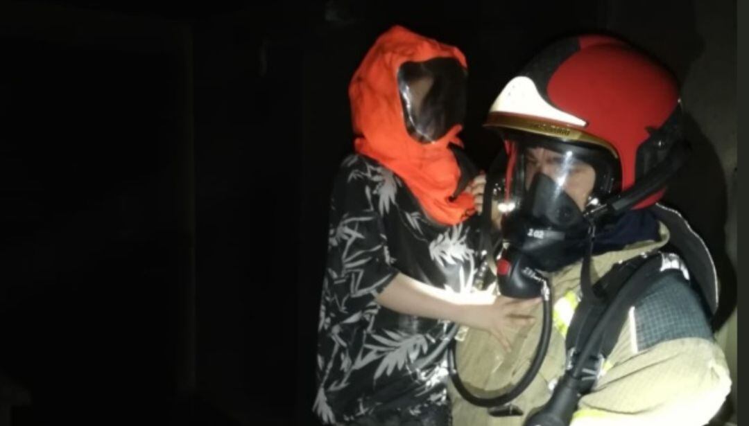 Los bomberos tuvieron que evacuar a varias familias en uno de los incendios