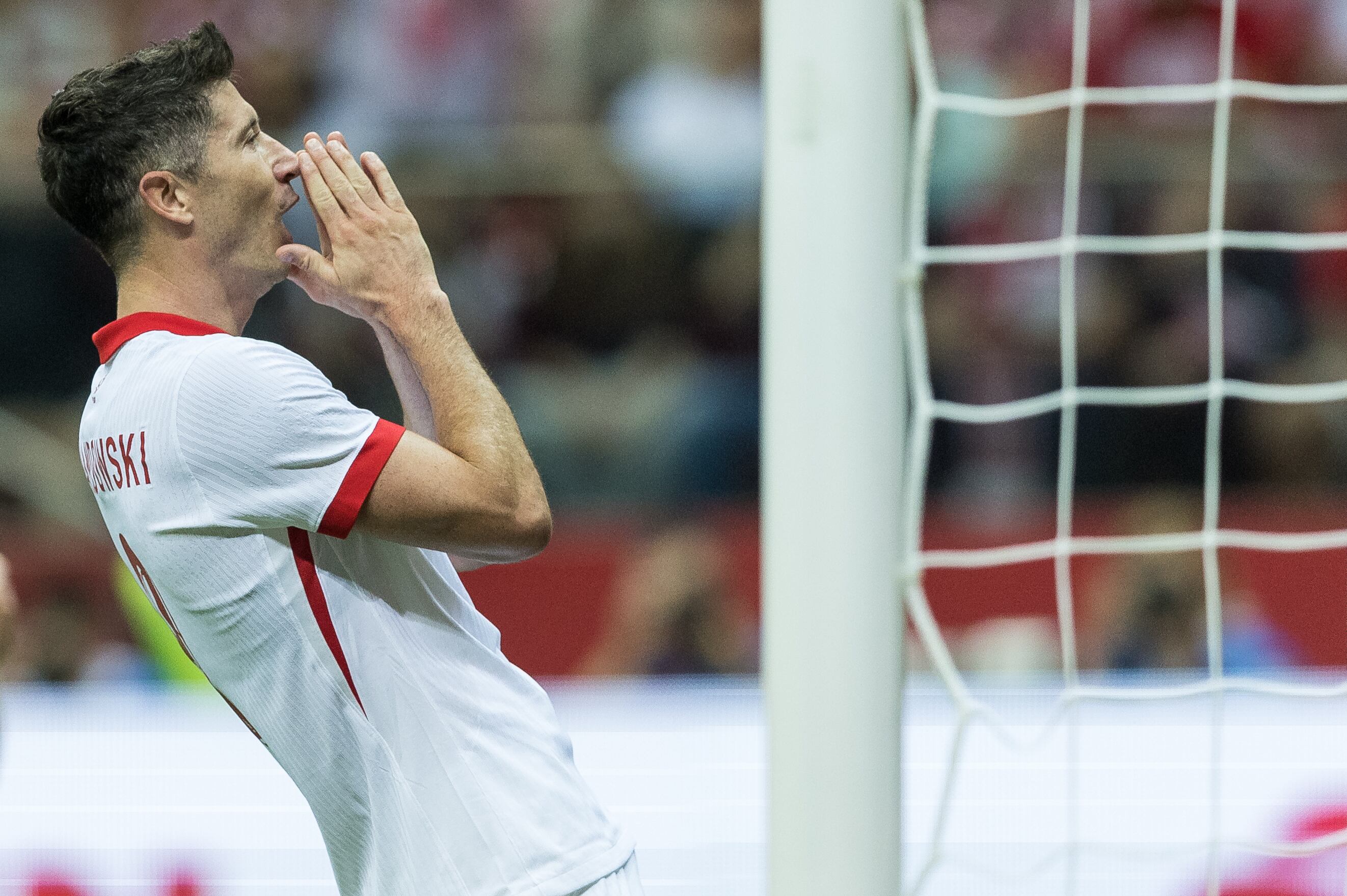 Robert Lewandowski se lamenta durante el Polonia - Turquía